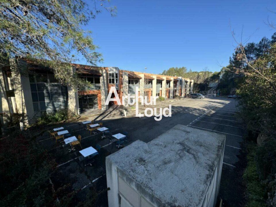 Locaux mixtes à la location 2 352 m² et