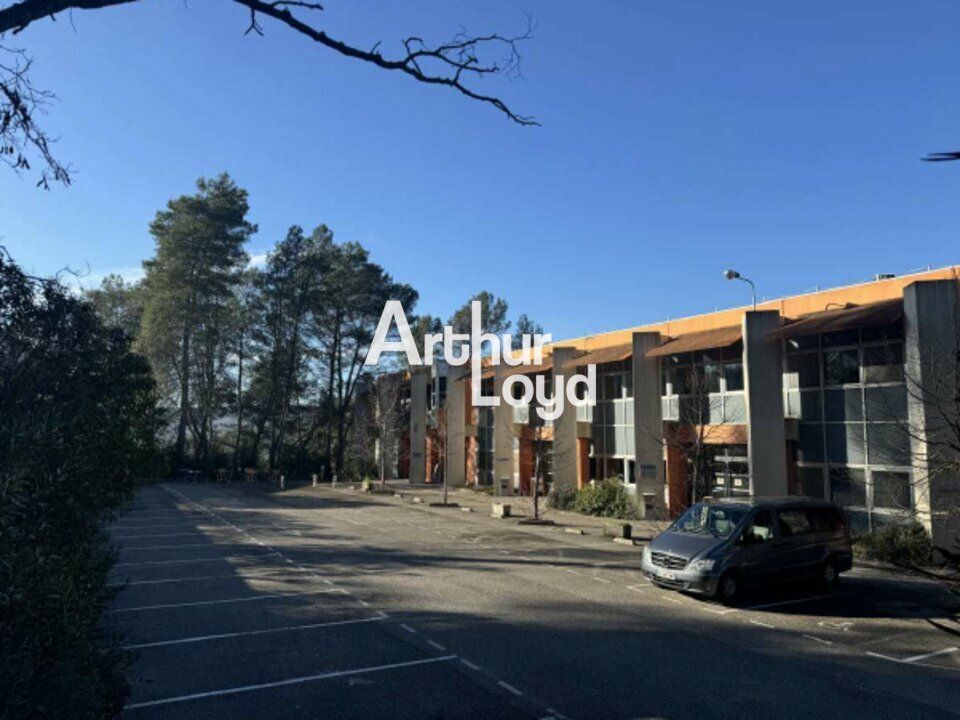 Locaux mixtes à la location 2 352 m² et