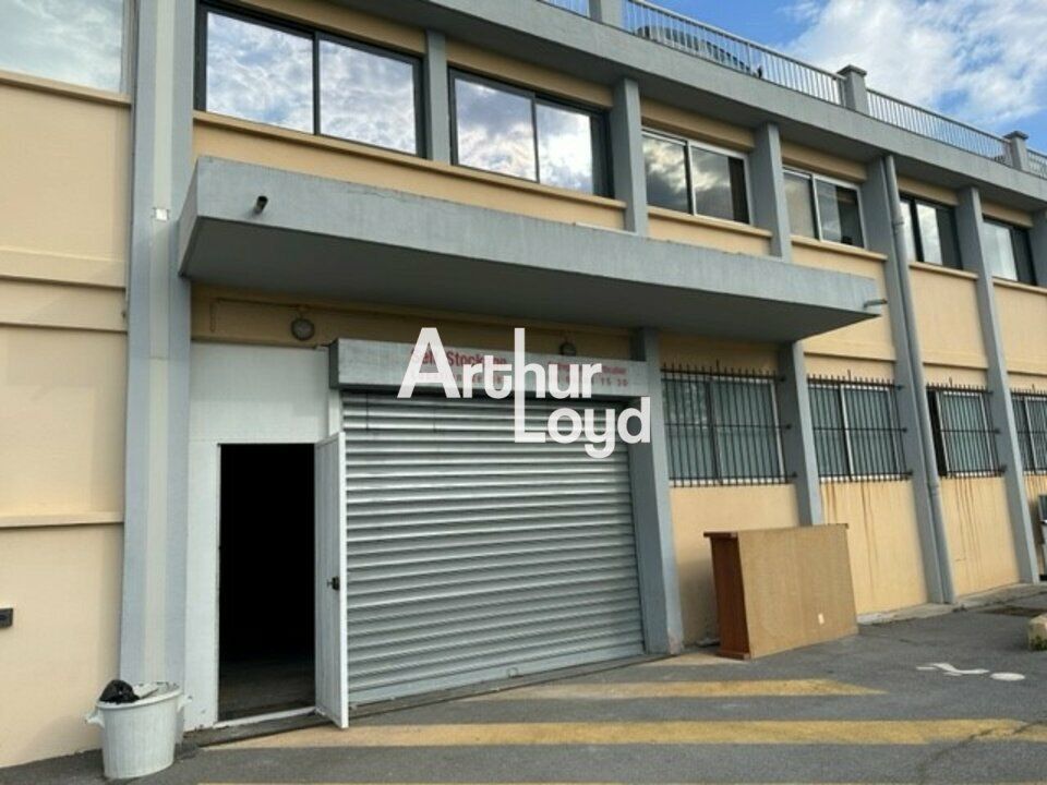 Location - Locaux activité 152 m² - Pro