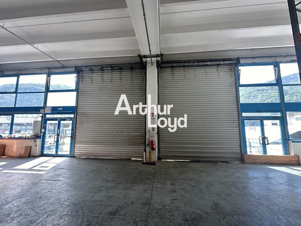 Locaux mixtes 1967 m² à louer Carros