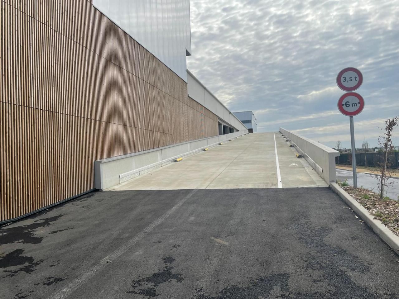 9589.3 m² pour ce pme-pmi en location à Tremblay-en-france