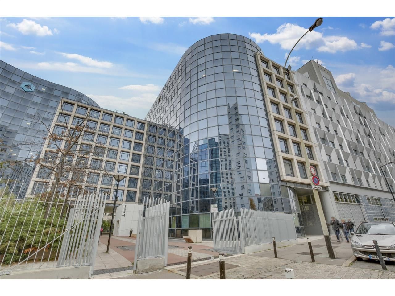 Savills vous propose à la location 4 273 m² de bu
