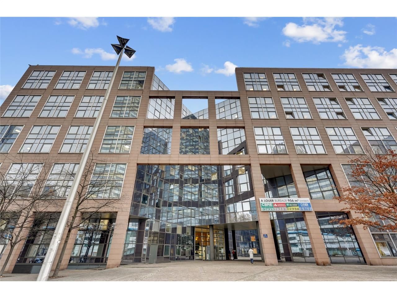 Savills vous propose à la location 6272 m² de bur