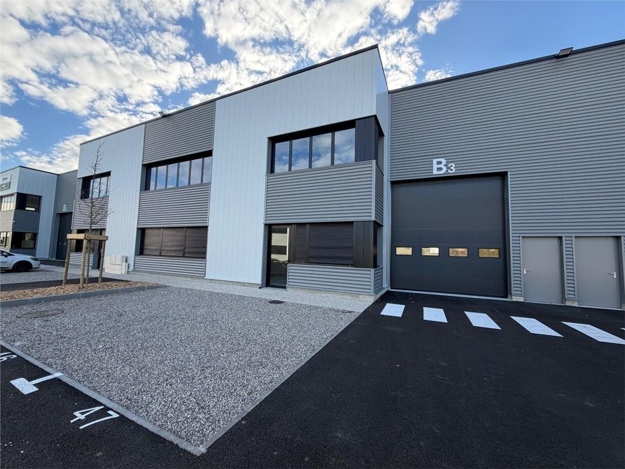 Savills vous propose un parc d'activité neuf  à v