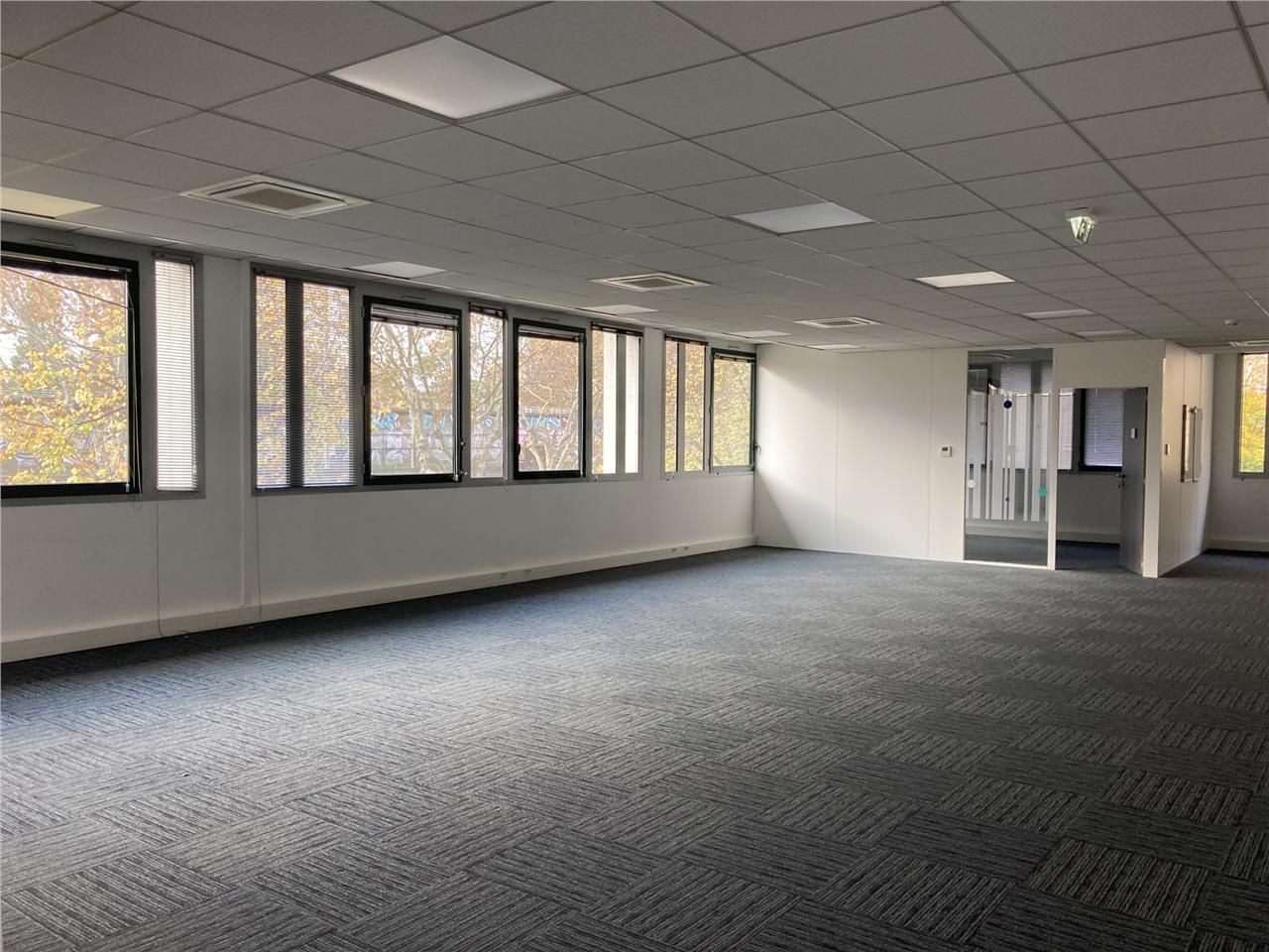 Bureaux aménagés en bon état disponibles à la loc