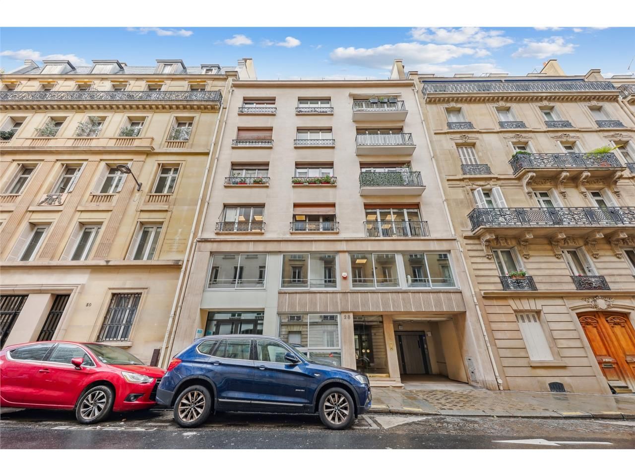 Savills vous propose à la vente 581 m² de bureaux