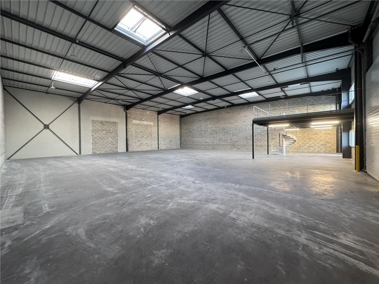 A louer à SAINT PRIEST, une cellule de 643 m² non