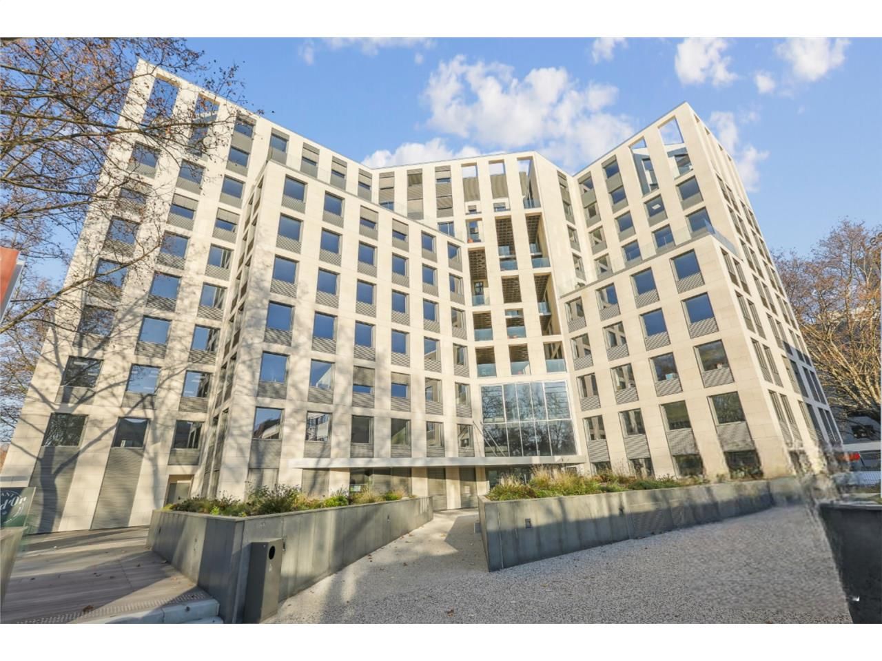 Savills Lyon vous propose, au sein d'un immeuble 