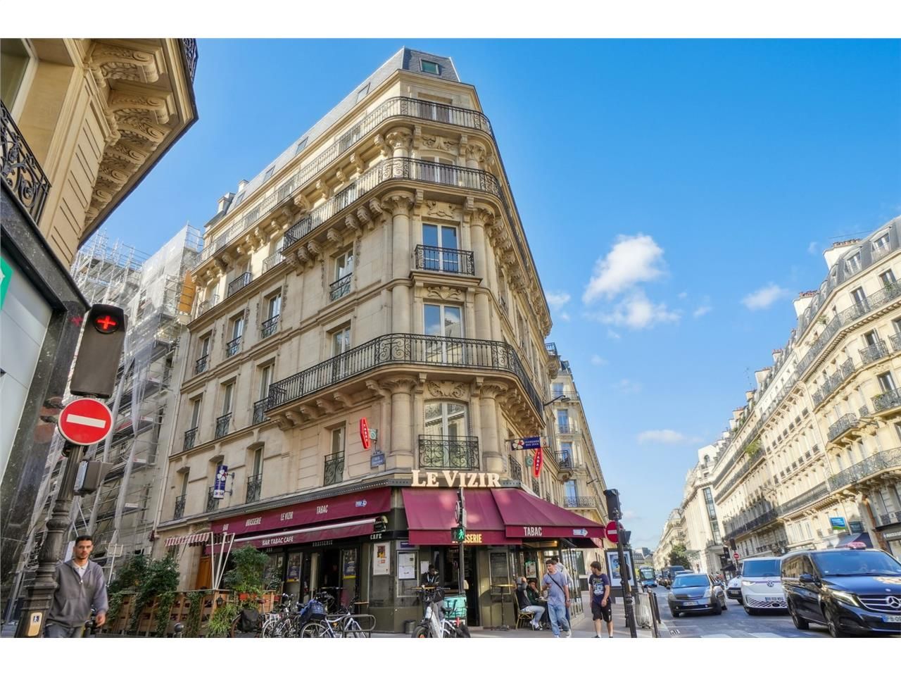 Savills vous propose à la location 1214 m² de bur