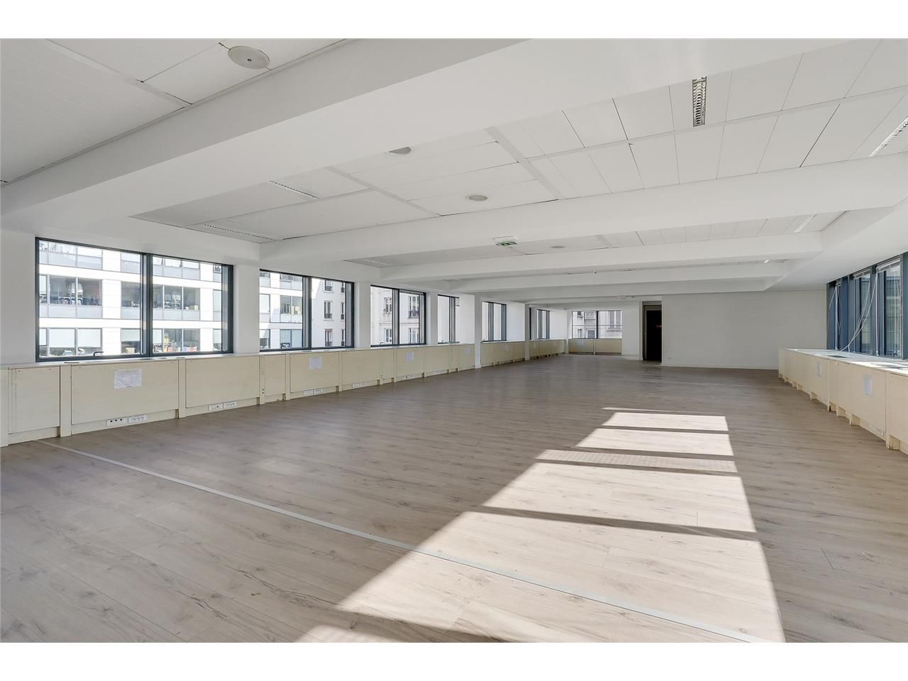 Situé à Levallois-Perret, dans un immeuble de bon