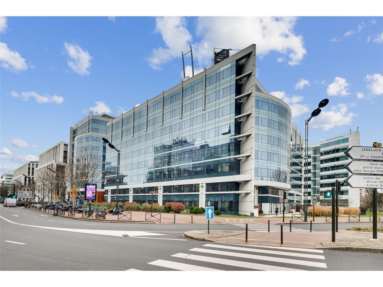 Savills vous propose à la location 6 562 m² de bu