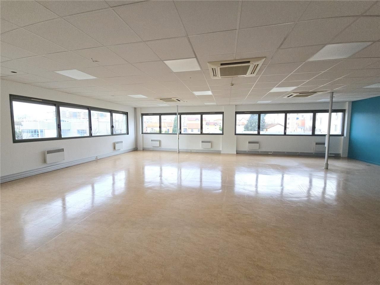 Savills vous propose 151 m² de bureaux à louer au