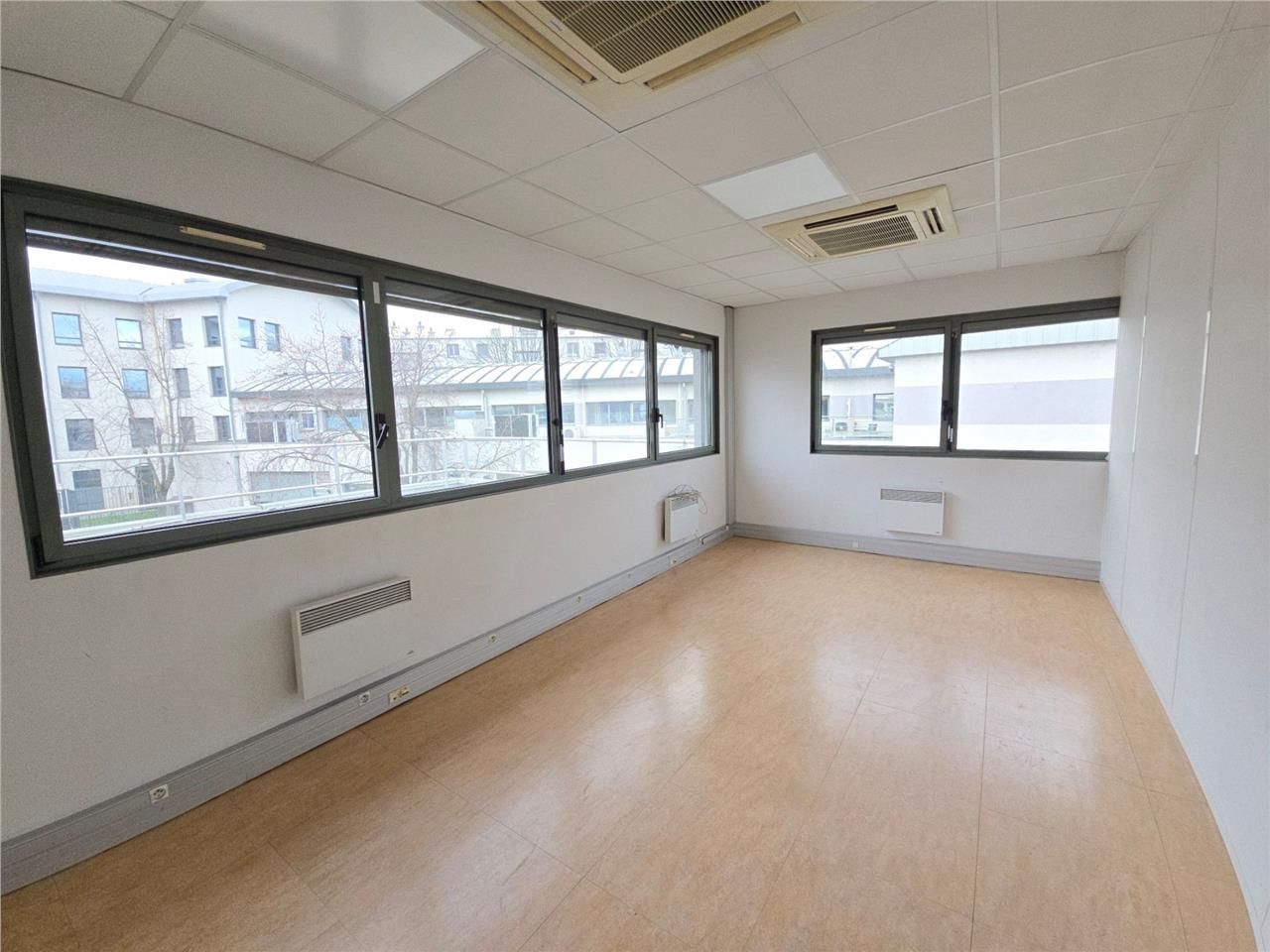 Savills vous propose 151 m² de bureaux à louer au