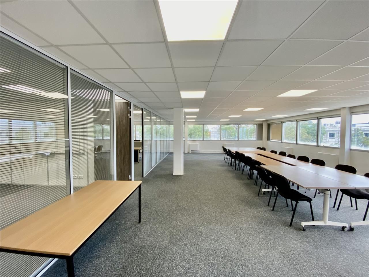 Savills vous propose à la location 192 m² et 150 