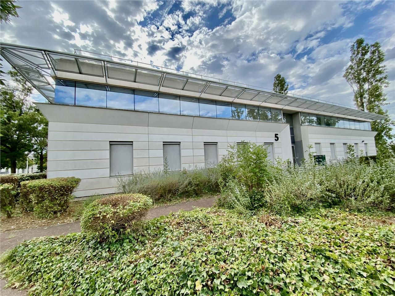 Savills vous propose à la location 192 m² et 150 