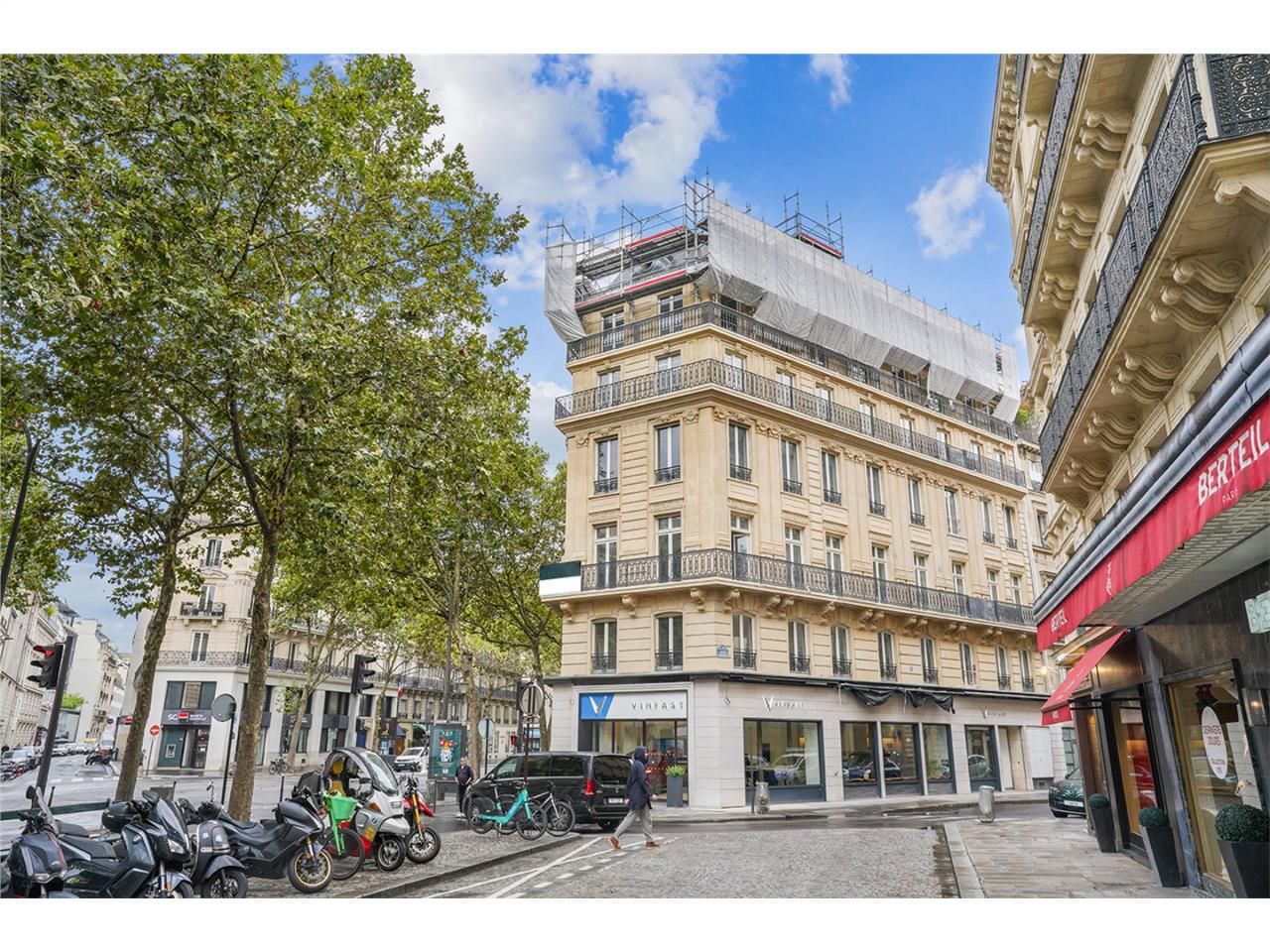 Savills vous propose à la location 821 m² de bure