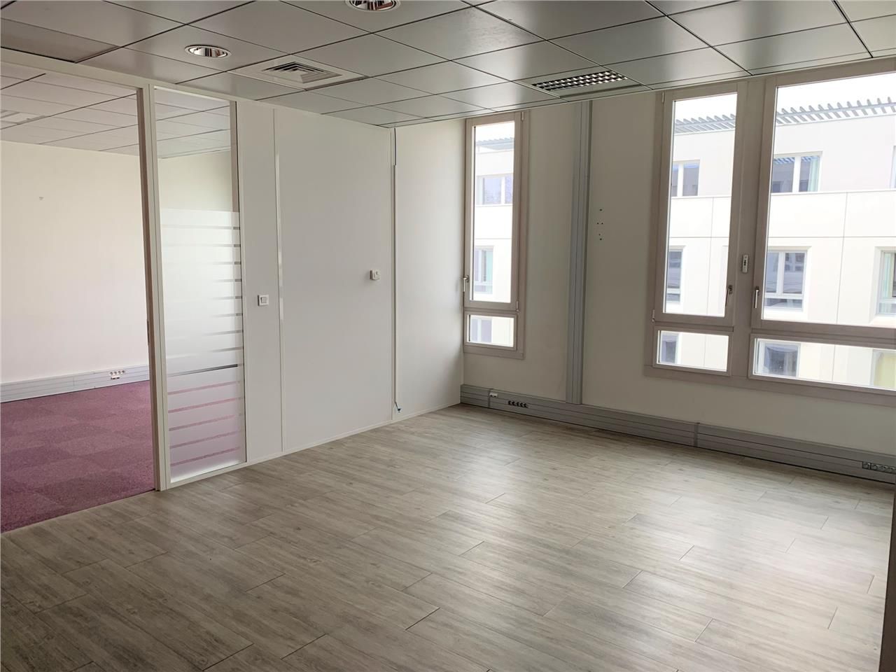 Savills vous propose des bureaux cloisonnés, clim