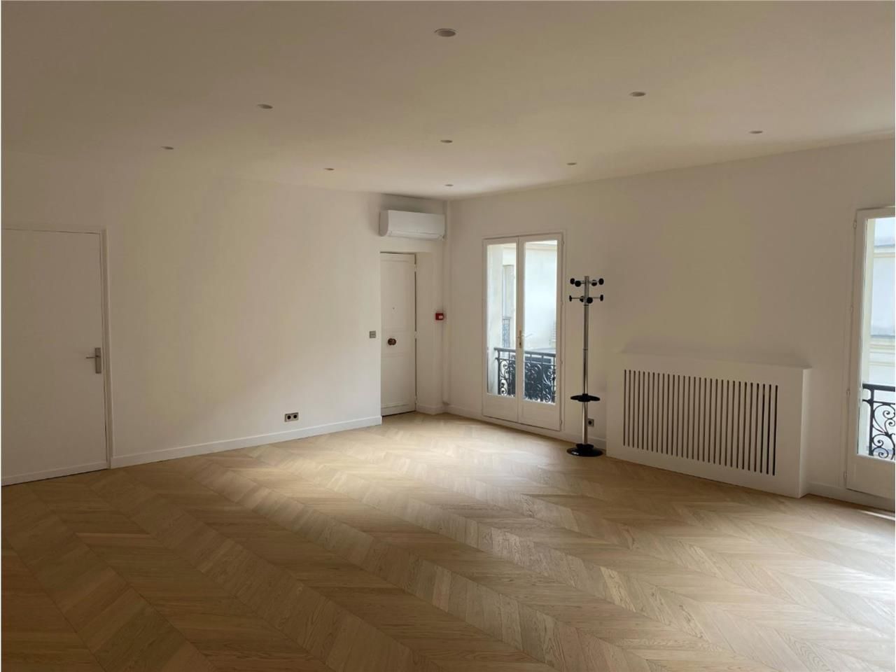 Savills vous propose 80 m² de bureaux à louer à P