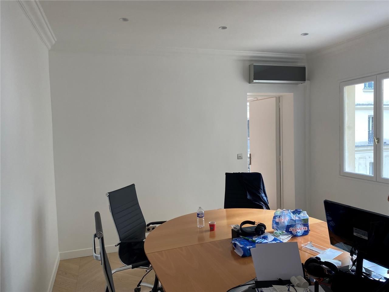 Savills vous propose 80 m² de bureaux à louer à P