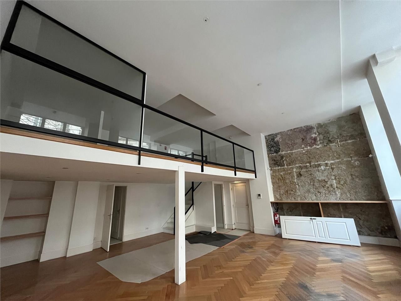 Savills vous propose deux surfaces de bureaux aty