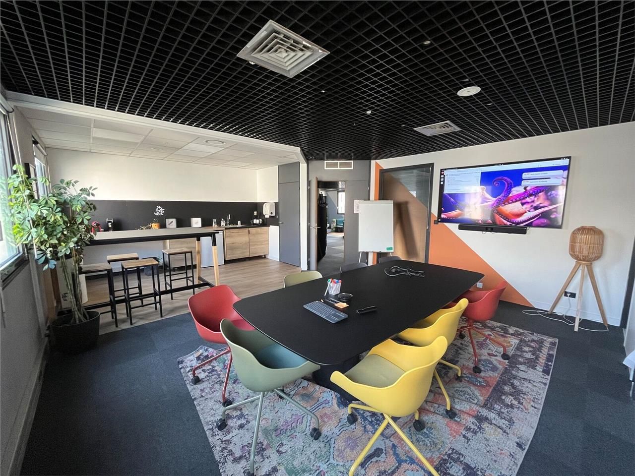 Savills vous propose à la location 325 m² de bure