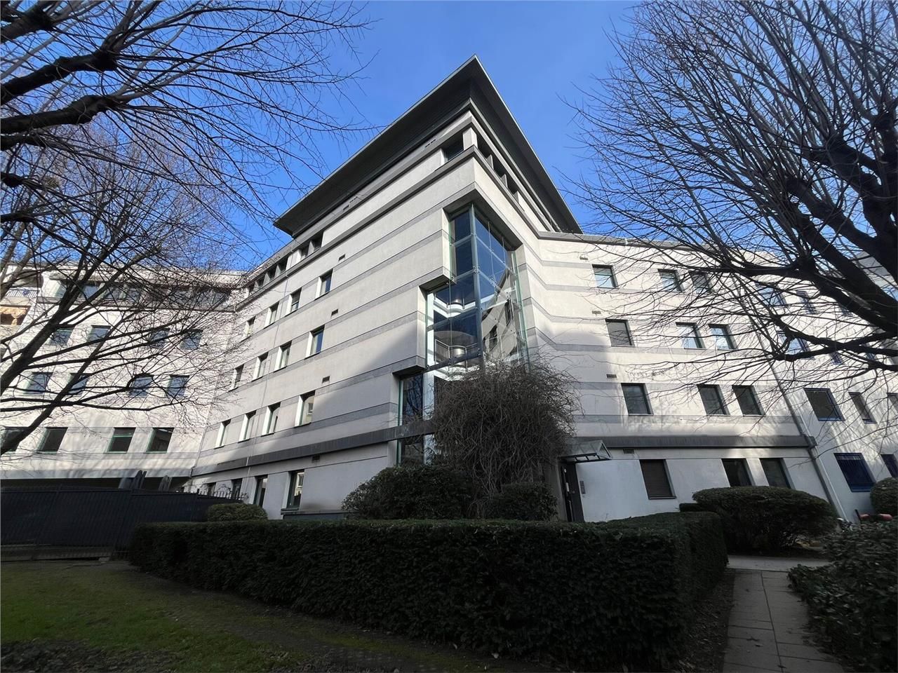 Savills vous propose à la location 325 m² de bure