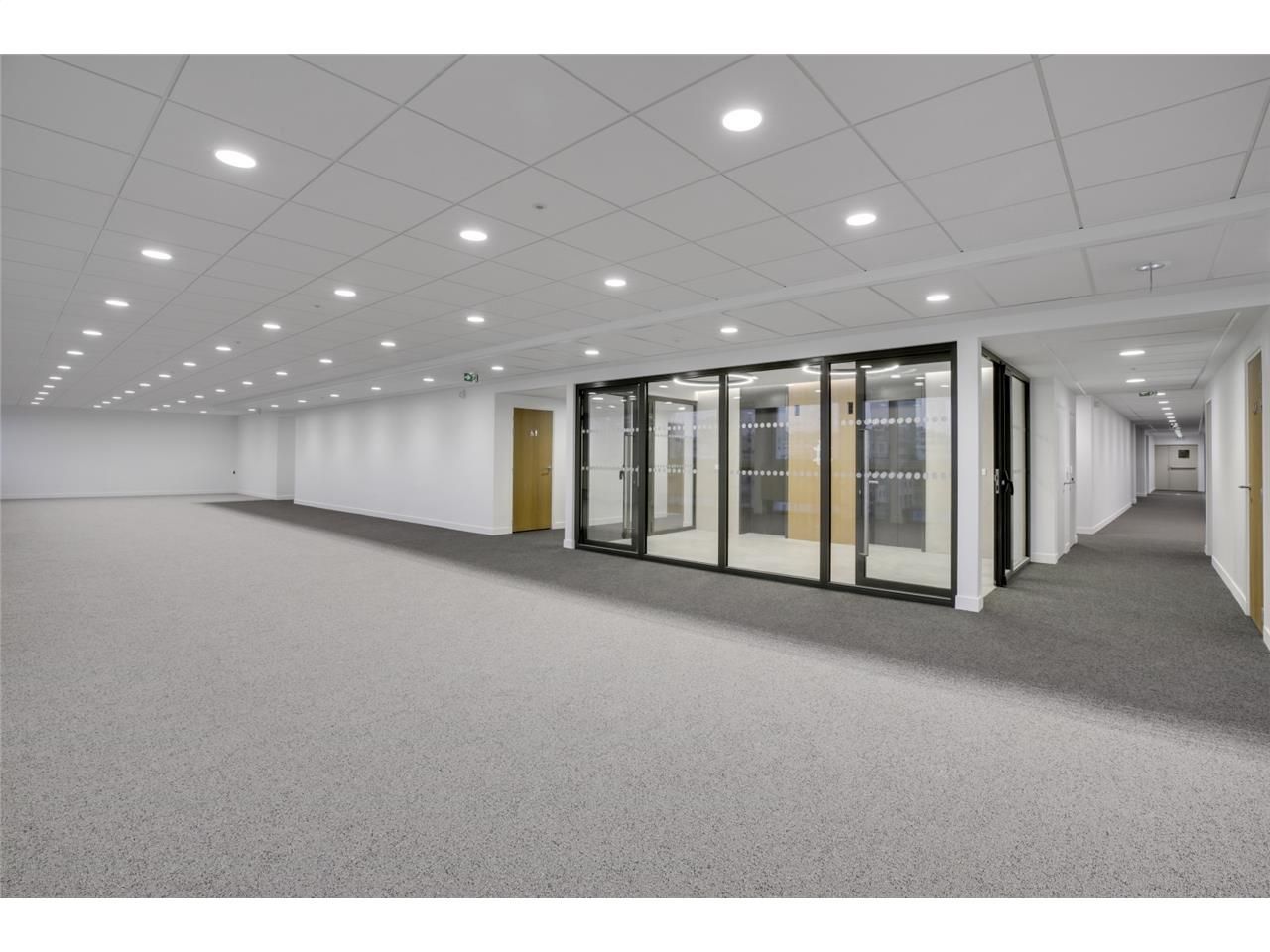 Savills vous propose à la location 1000 m² de bur