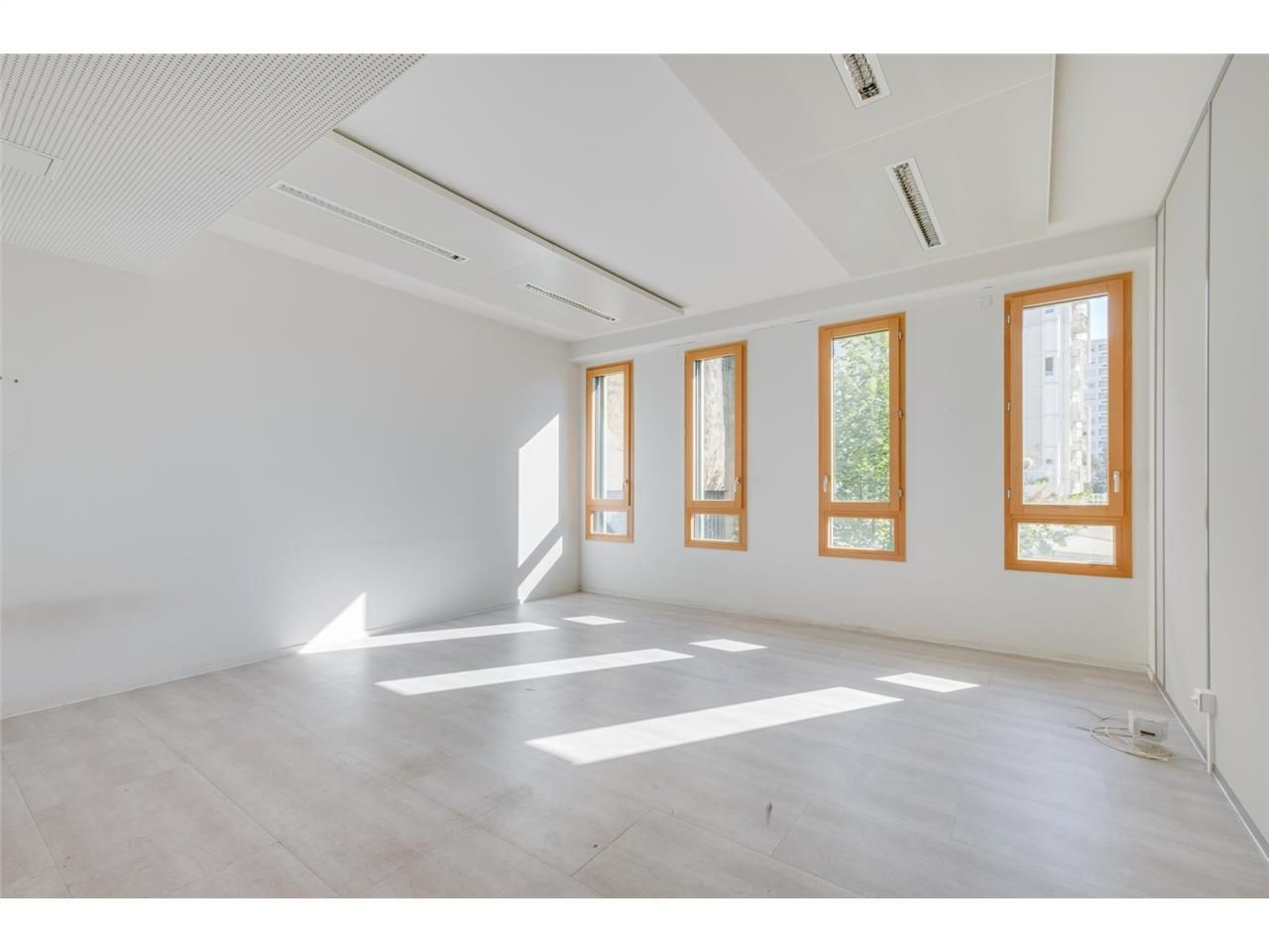 Savills vous propose à la location, des bureaux  