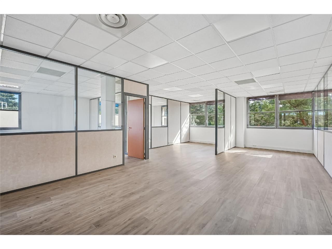 Savills vous propose 345 m² de bureaux divisibles