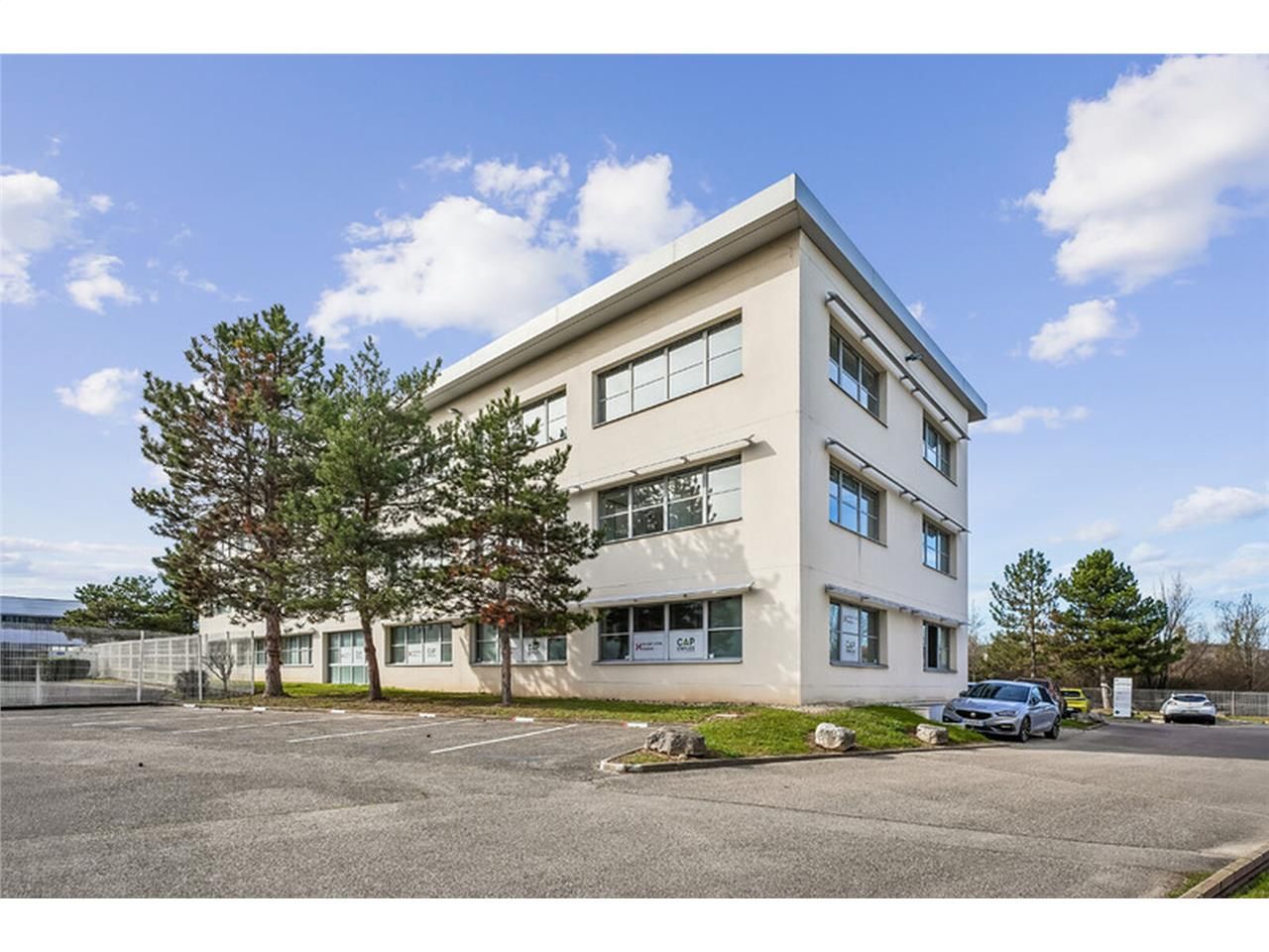 Savills vous propose 345 m² de bureaux divisibles