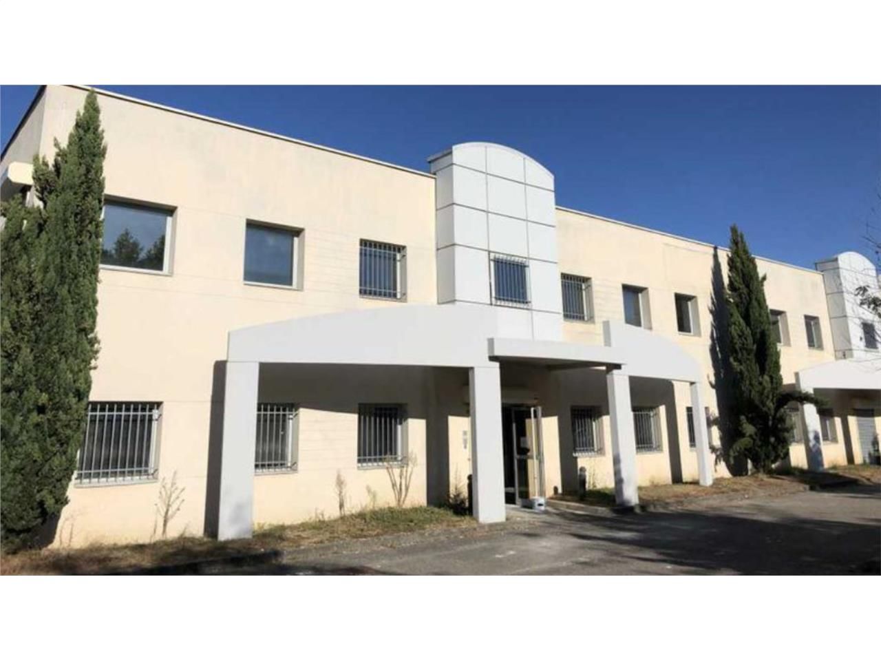 Savills vous propose à la vente un plateau de bur