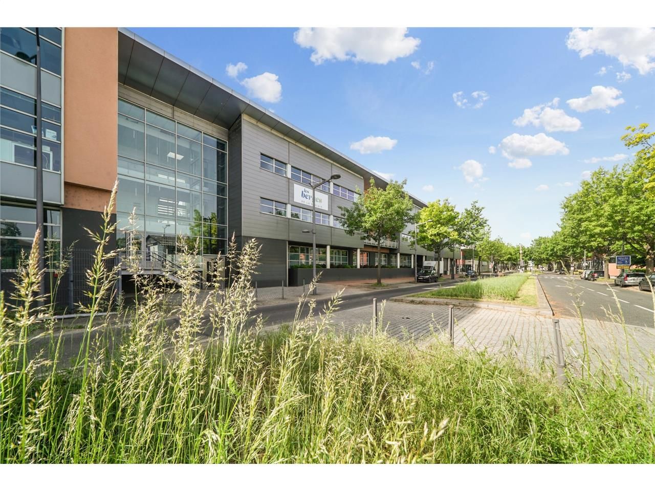 Savills vous propose 1 833 m² de bureaux à la ven