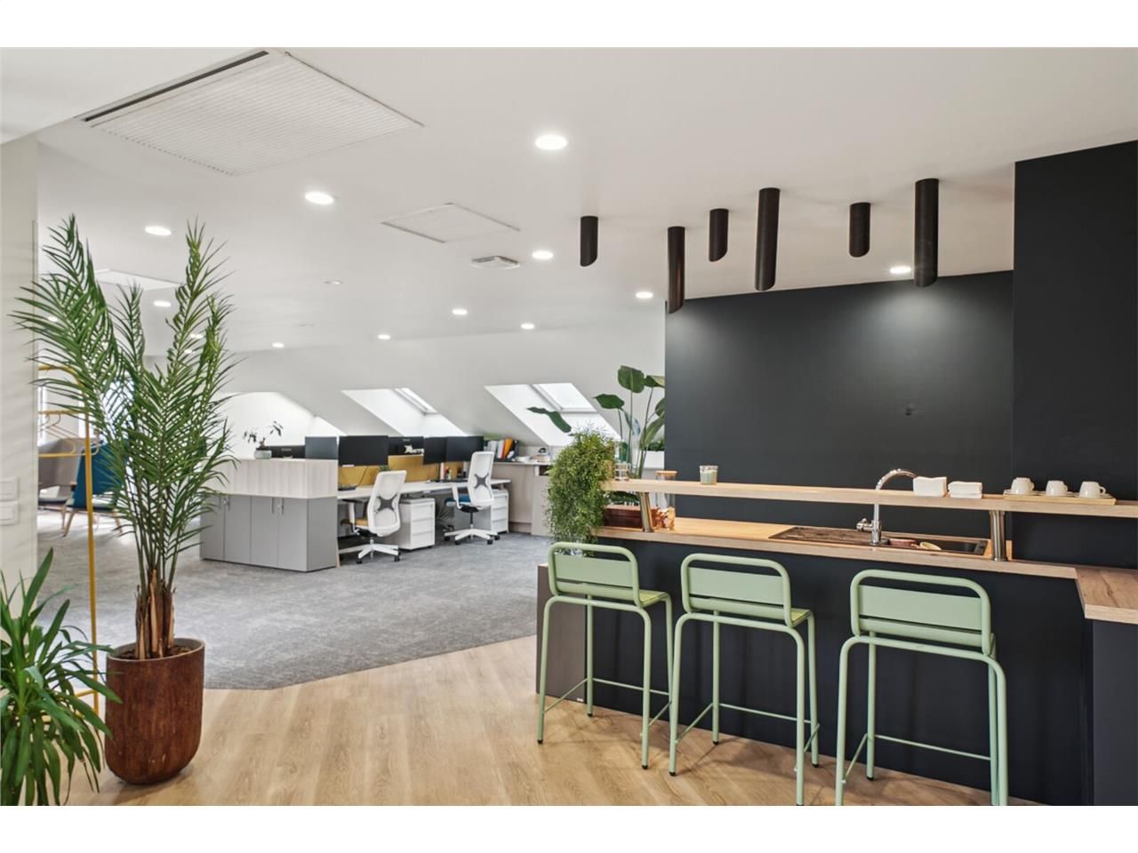 Savills vous propose à la location 241m² de burea