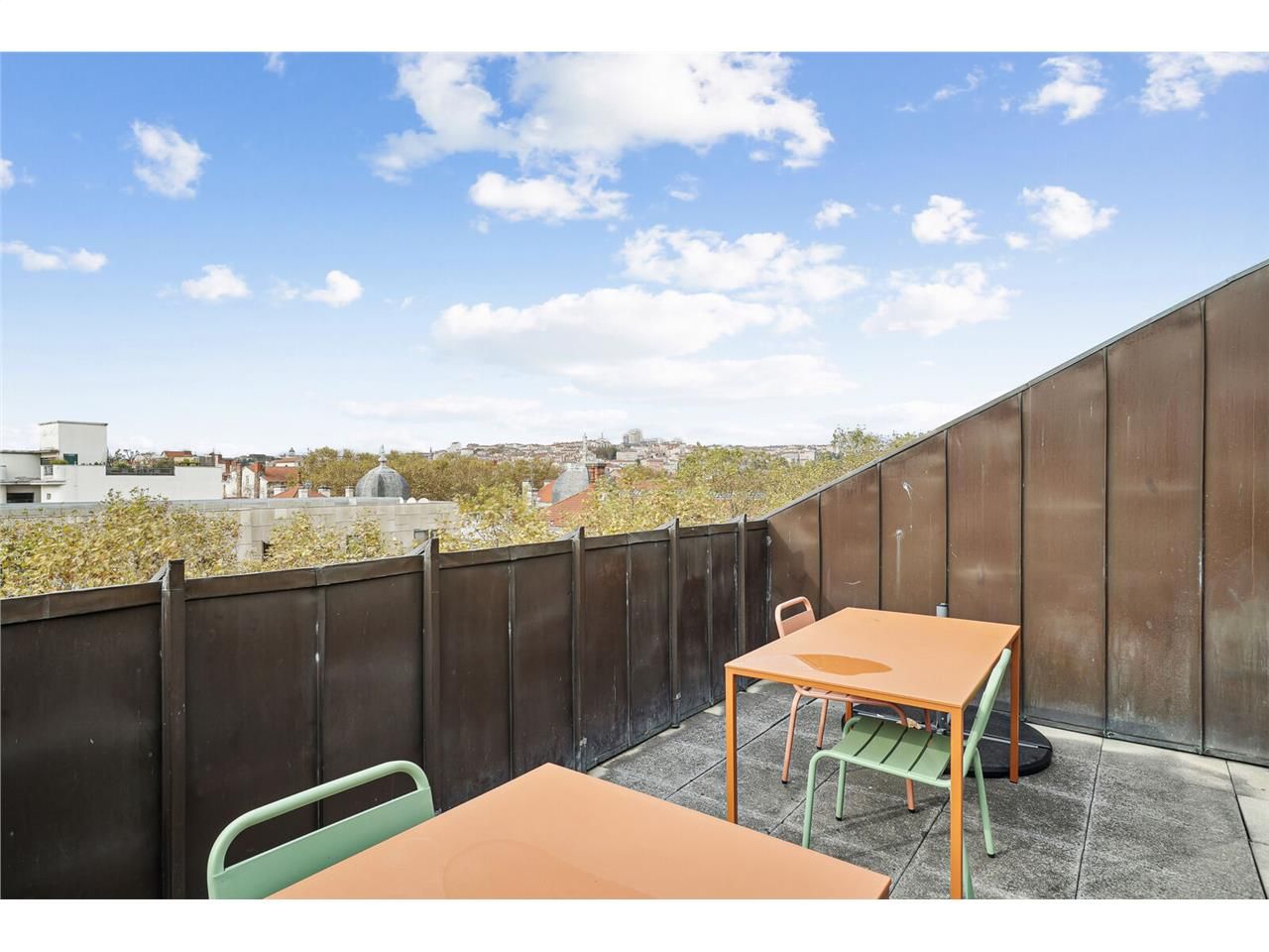 Savills vous propose à la location 241m² de burea