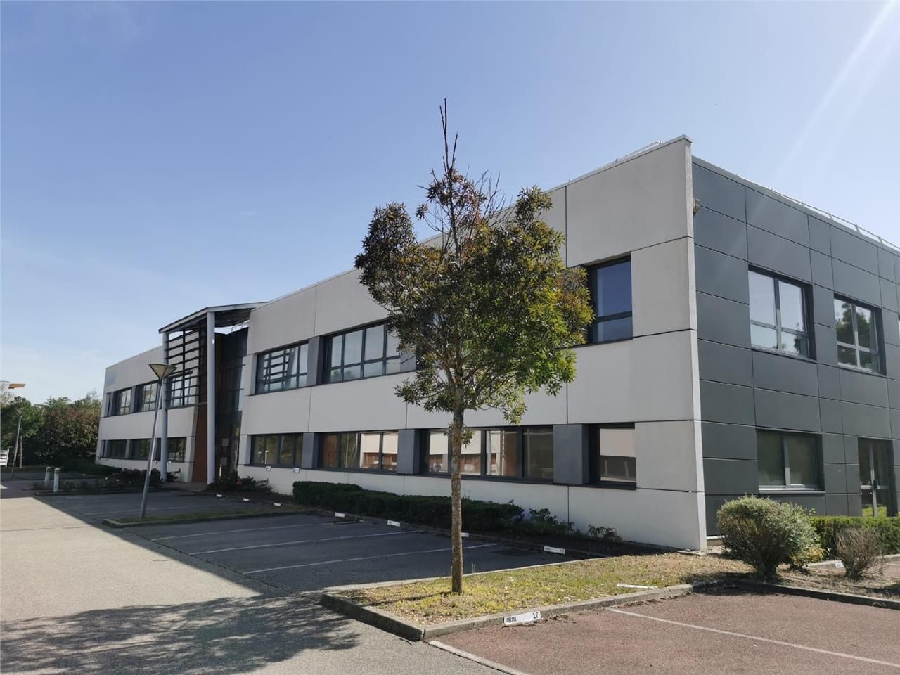 Savills vous propose à la location plusieurs surf