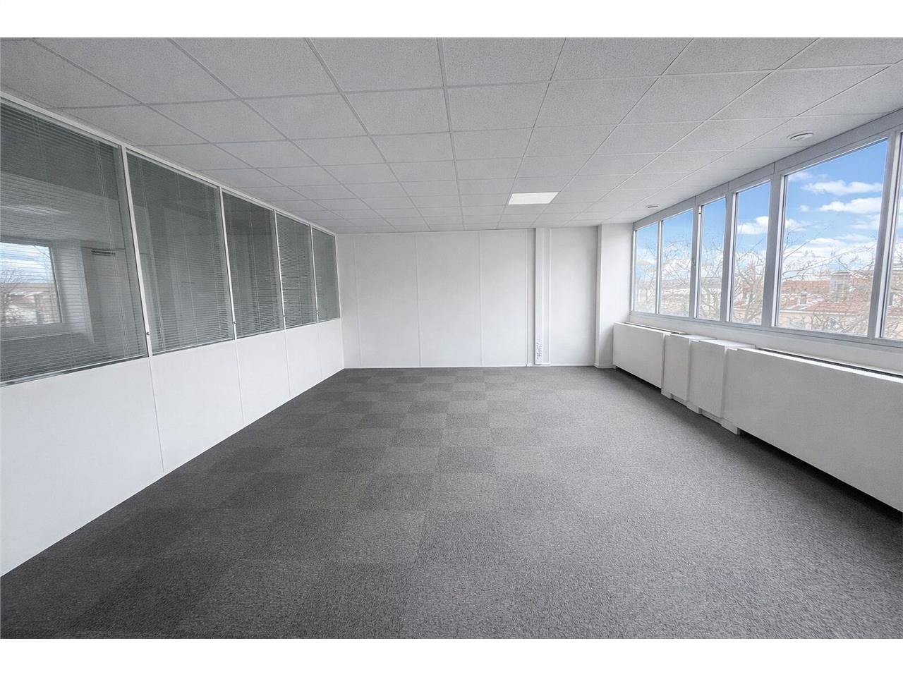 Savills vous propose des bureaux à louer de 100 m