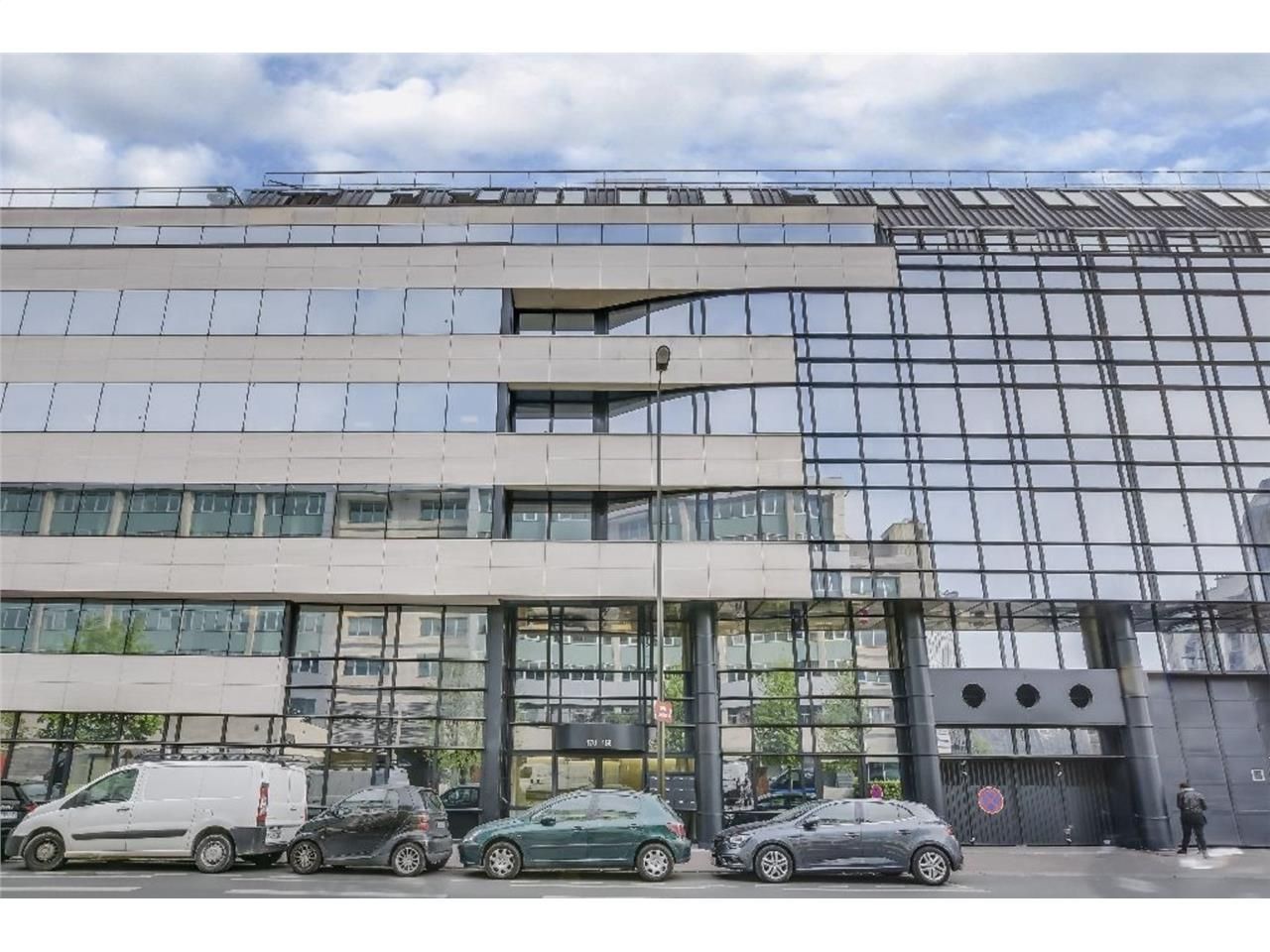 Savills vous propose à la location 1 576 m² de bu