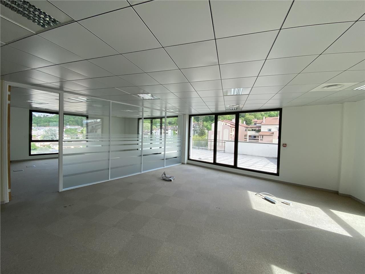 Savills vous propose des bureaux cloisonnés, clim