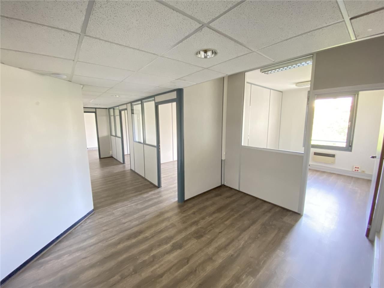 Savills propose à la location des bureaux à 300 m