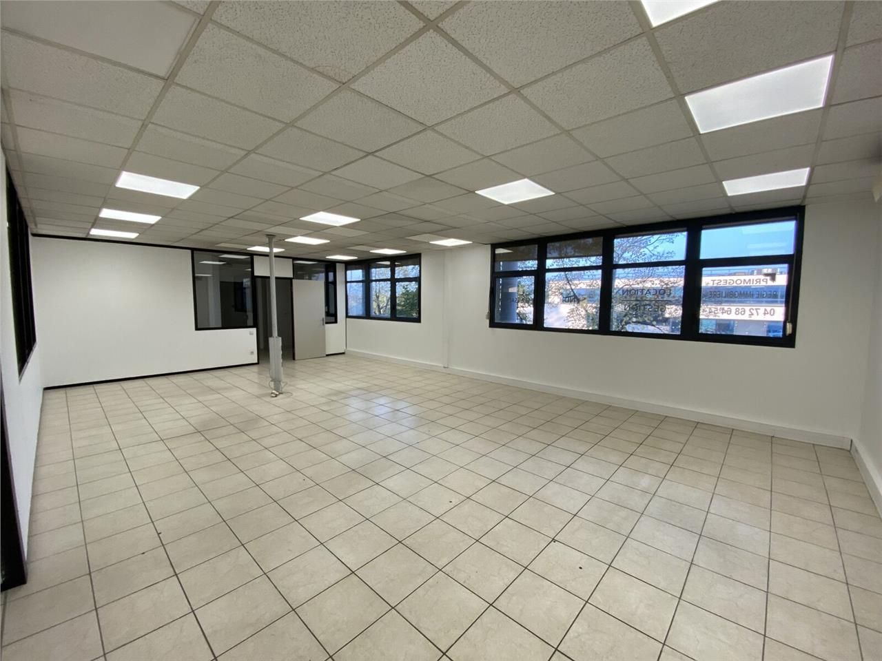 Savills vous propose à la vente 153 m² de bureaux