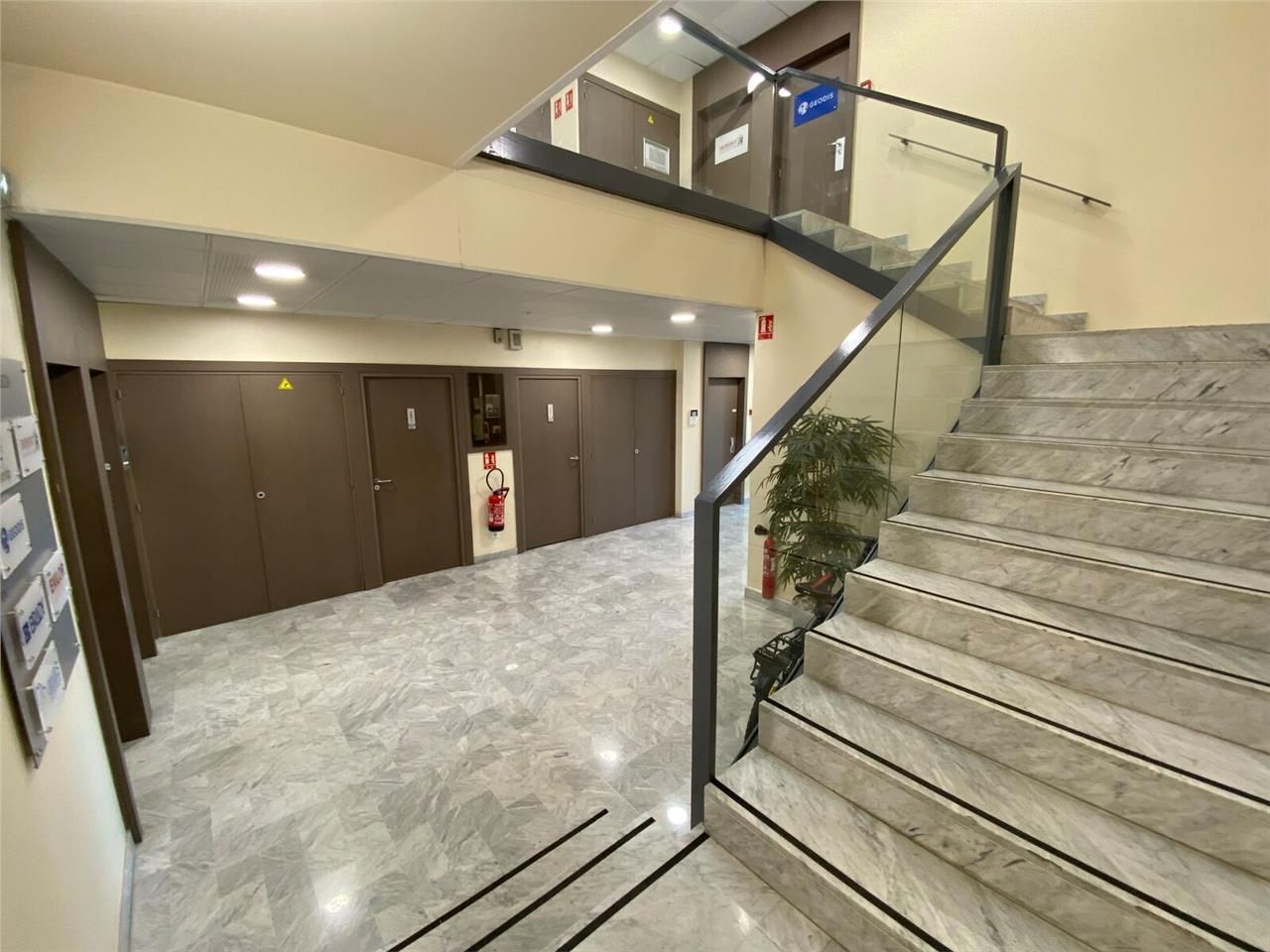 Savills vous propose à la location 192 m² et 150 