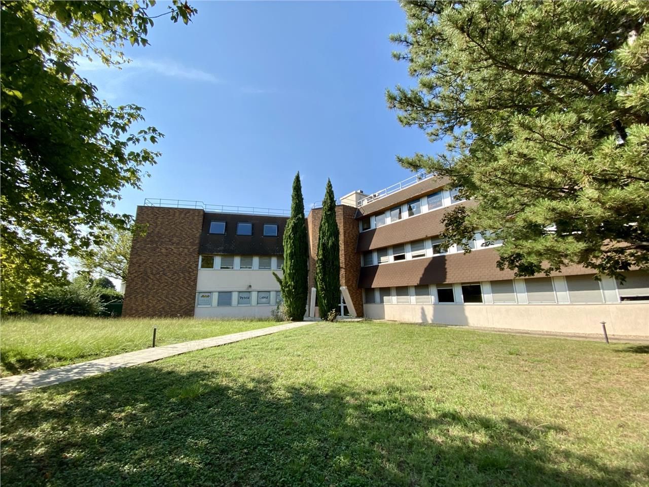 Savills propose à la location une surface de bure