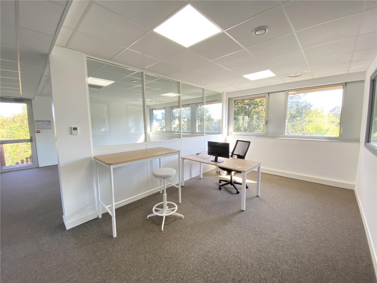 Savills propose à la location une surface de bure