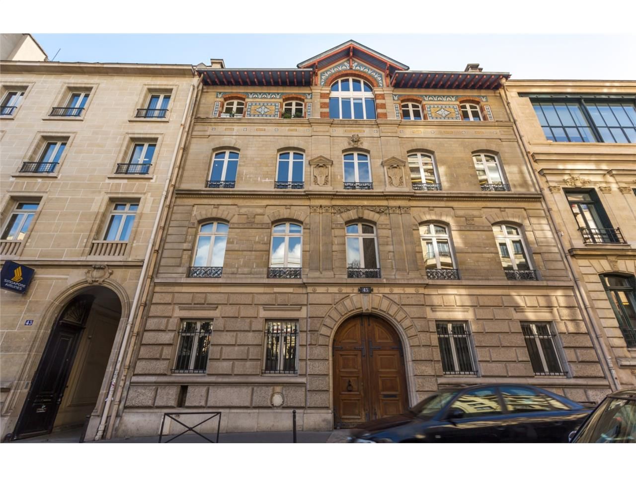 SAVILLS vous propose à la location 303 m² de bure