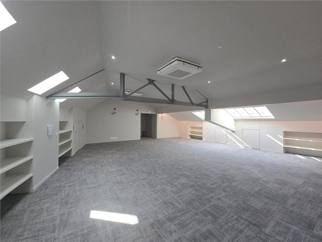 Savills Lyon propose à la location 130 m² de bure