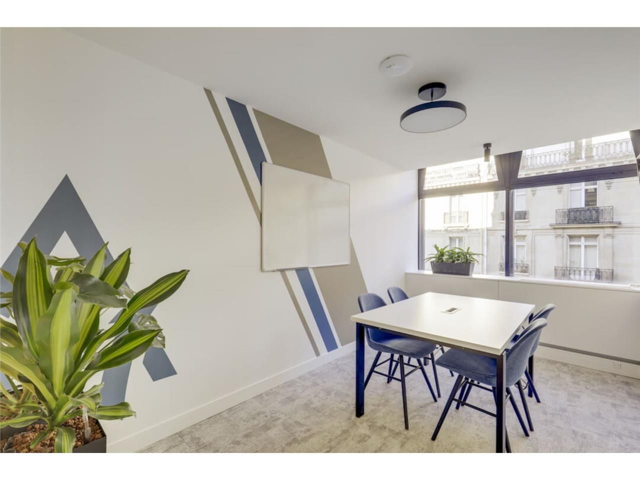 Cet espace de coworking est situé à Paris Wagram.