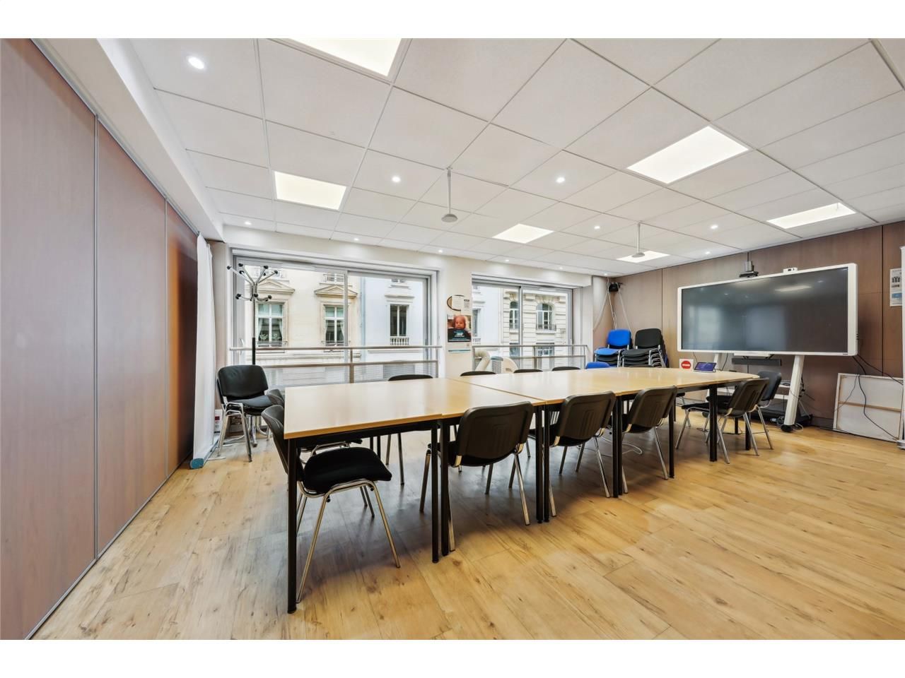 Savills vous propose à la vente 581 m² de bureaux