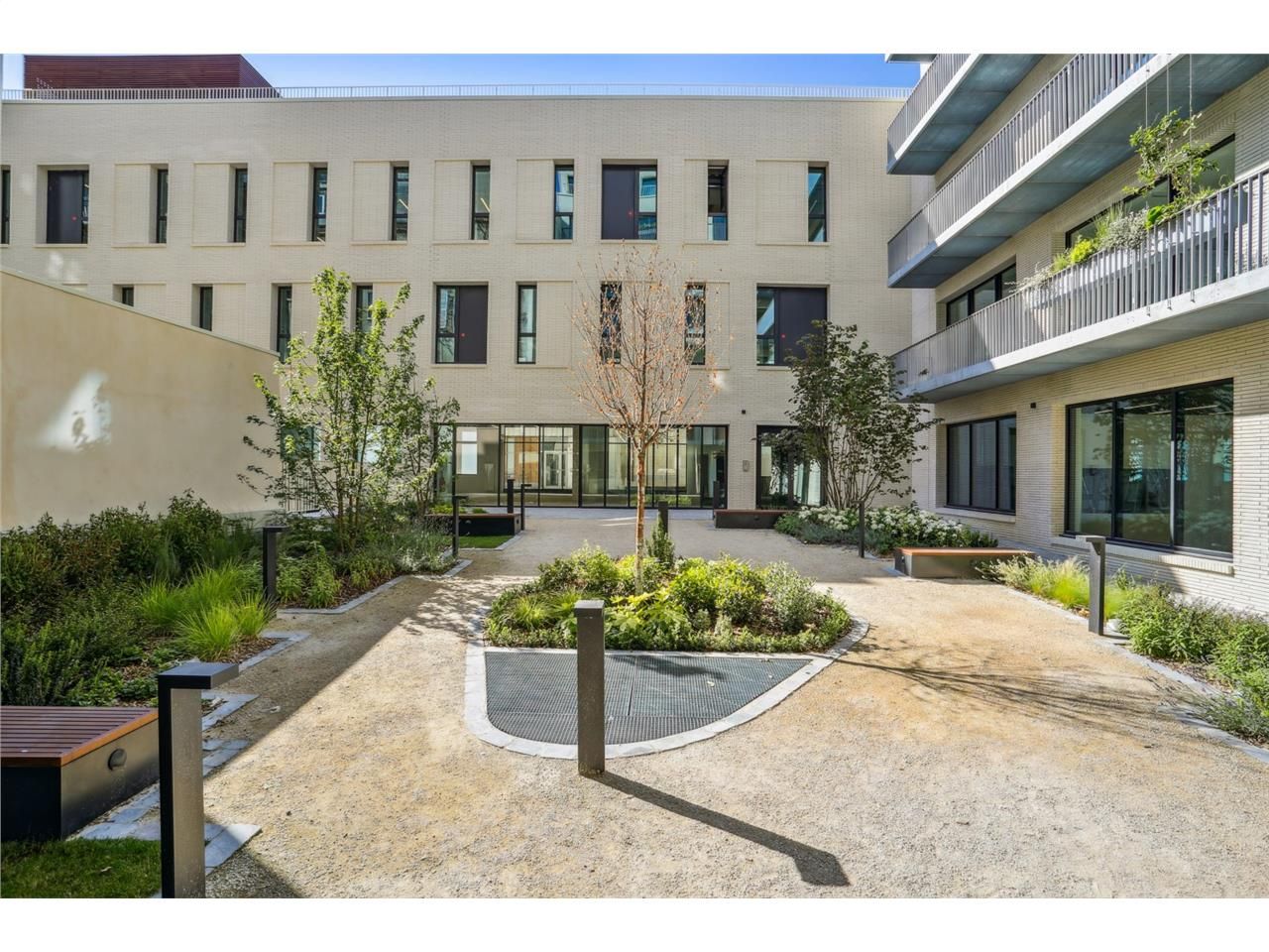 Savills vous propose à la location un bâtiment in