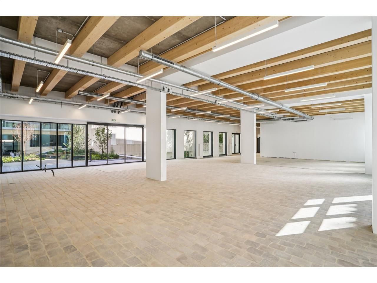 Savills vous propose à la location un bâtiment in