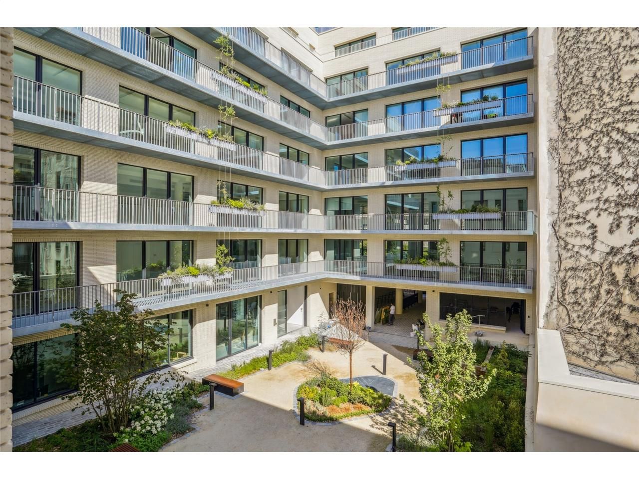 Savills vous propose à la location un bâtiment in